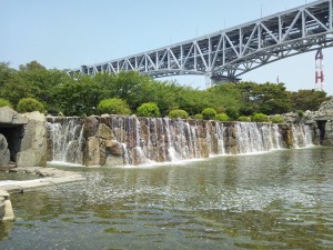 公園内の滝
